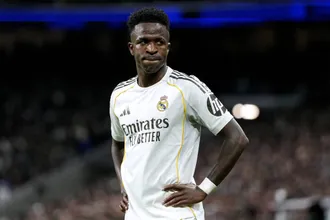 Vinicius J&uacute;nior iguala Ronaldinho, mas n&atilde;o salva Real Madrid de vexame contra &lsquo;Neymar de 2015&rsquo;