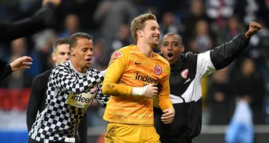 Na ciranda da Bundesliga, o Frankfurt bateu o Leverkusen por 3 a 0, mas contou com a inspira&ccedil;&atilde;o de seu goleiro reserva