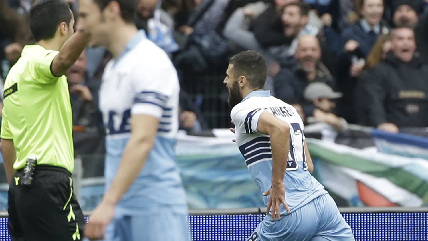 Candreva fez gola&ccedil;o e saiu machucado ao comemorar com os torcedores