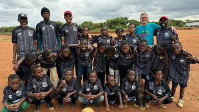 Santos doa uniformes para crian&ccedil;as do Congo e tem planos de avaliar garotos