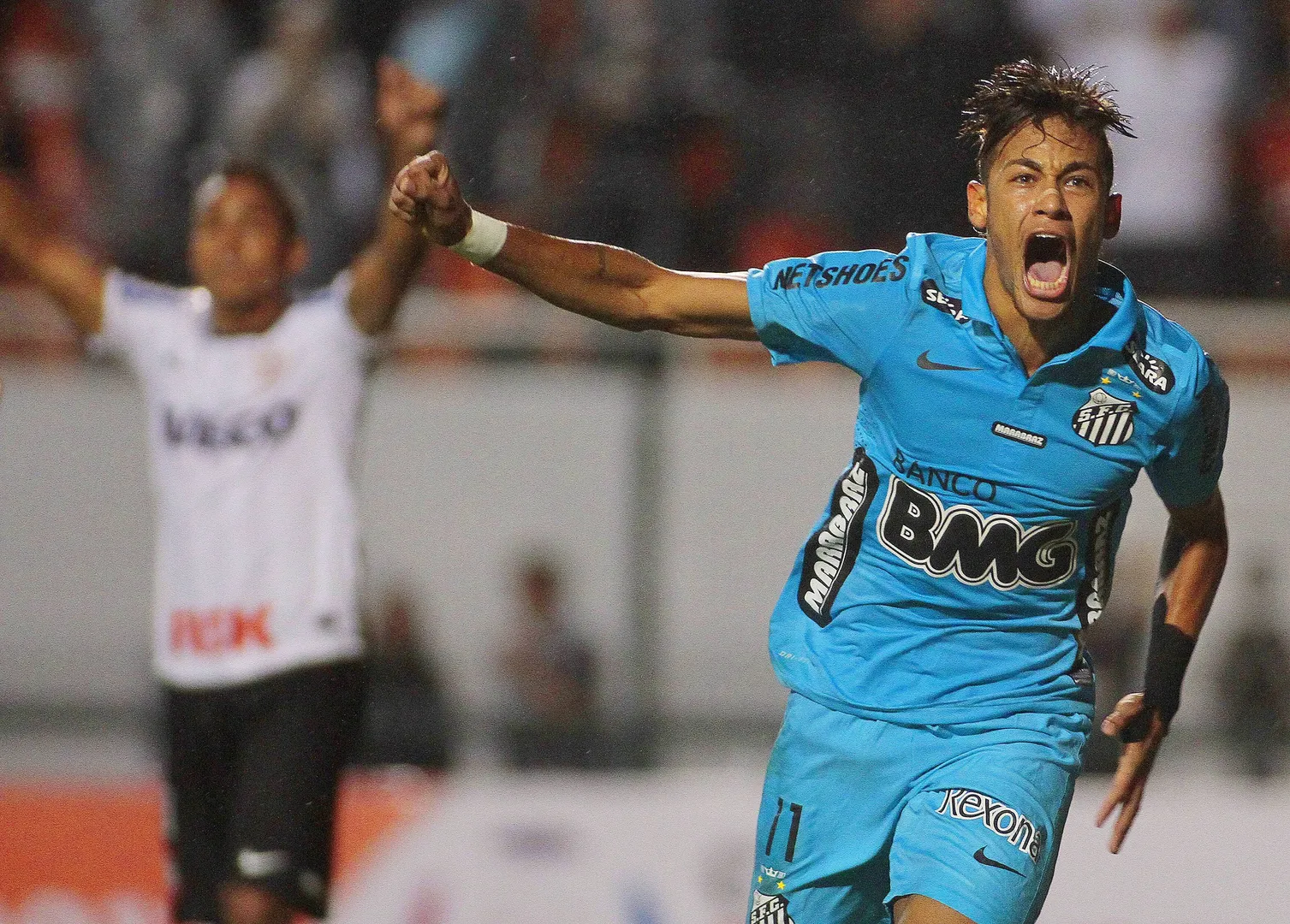 Neymar comemora contra o Corinthians, pelo Santos, em 2012