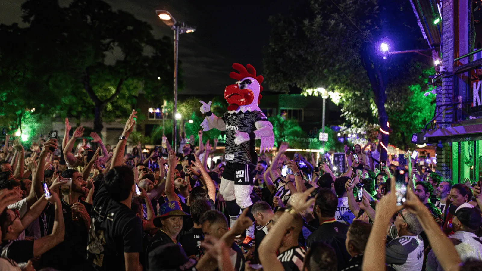 O movimento da torcida do Atl&eacute;tico-MG que levar&aacute; mais de 50 torcedores de gra&ccedil;a &agrave; final da Libertadores