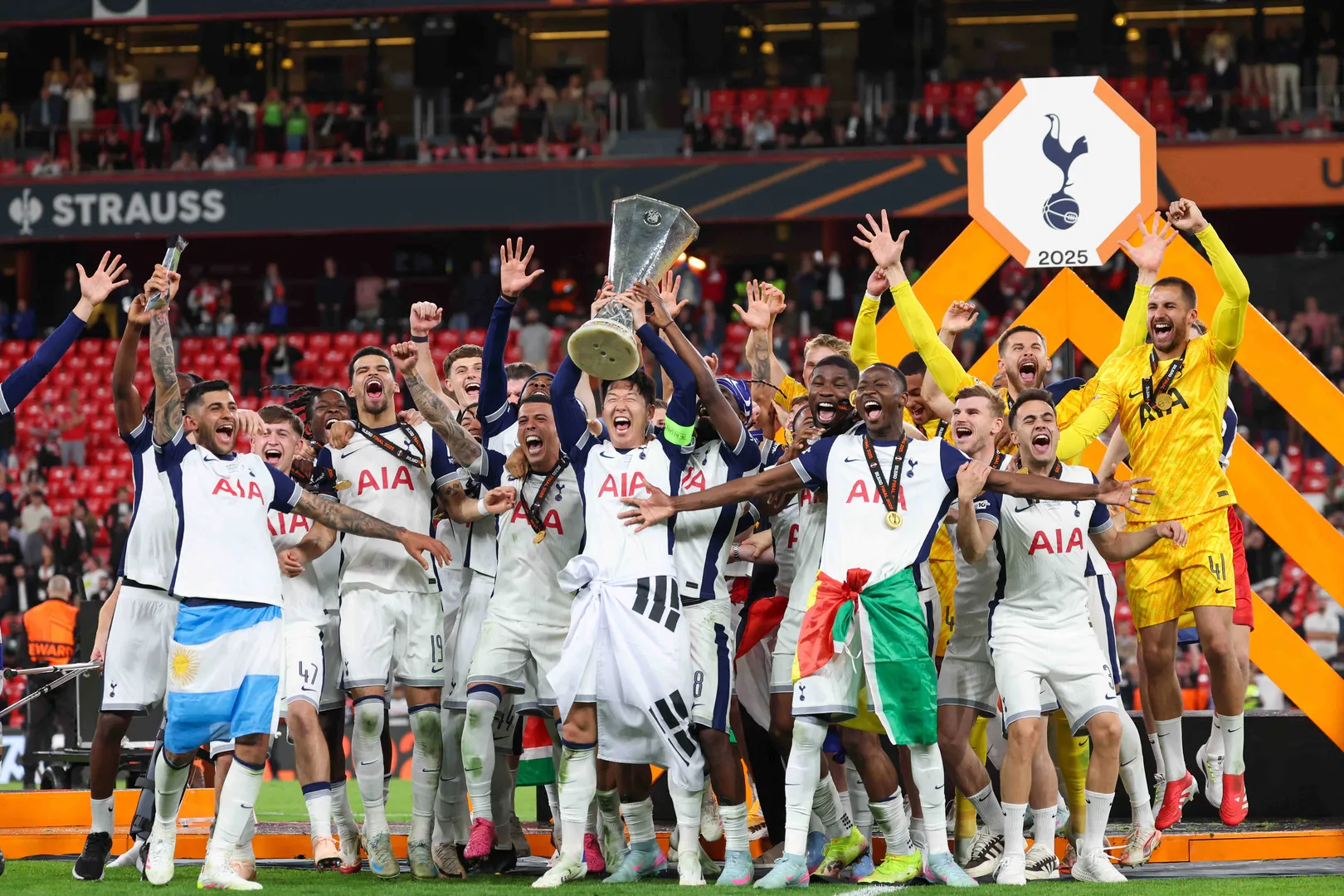 Elenco do Tottenham comemora t&iacute;tulo da Liga Europa de 2024/25