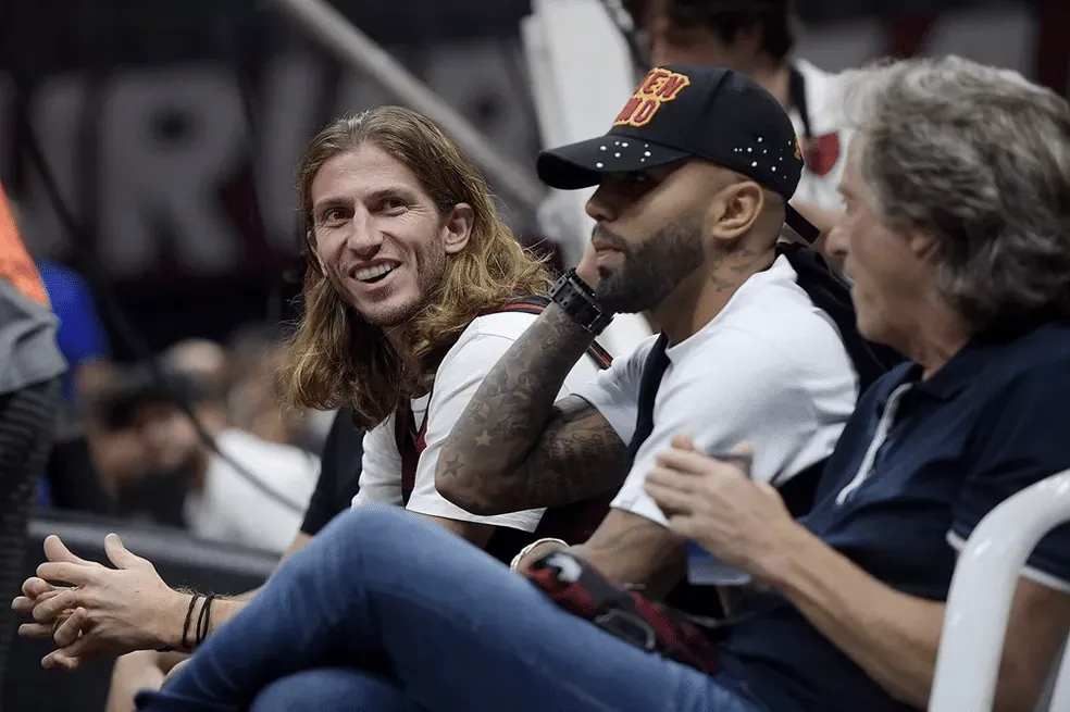 Filipe Lu&iacute;s, Gabigol e Jorge Jesus durante jogo de basquete do Flamengo, em 2020