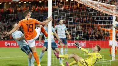 Luuk de Jong apareceu como o centroavante que &eacute; para tirar a Holanda do sufoco