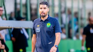 Ap&oacute;s queda de Mano e confus&atilde;o com Zanardi, Corinthians encaminha acerto com Ant&oacute;nio Oliveira, do Cuiab&aacute;