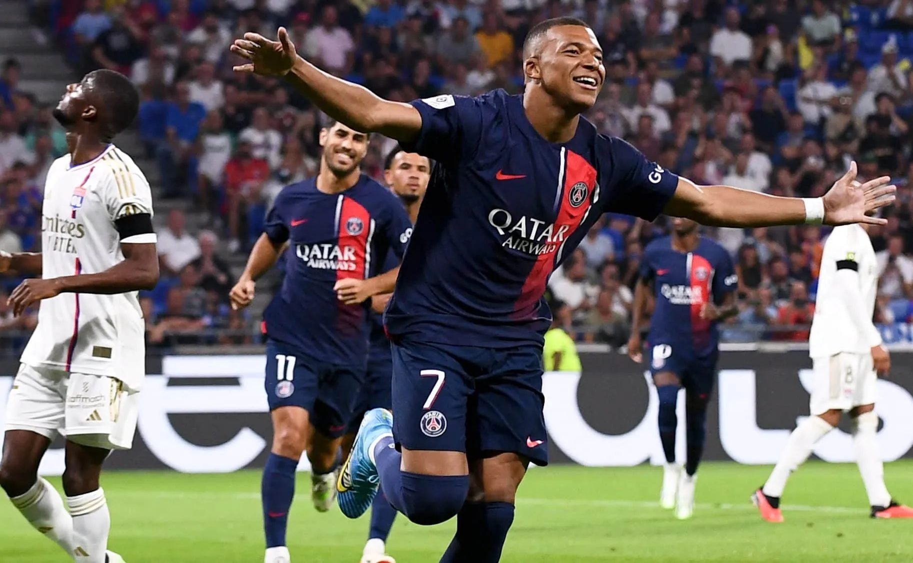O PSG precisou de apenas 45 minutos para destruir e golear o Lyon