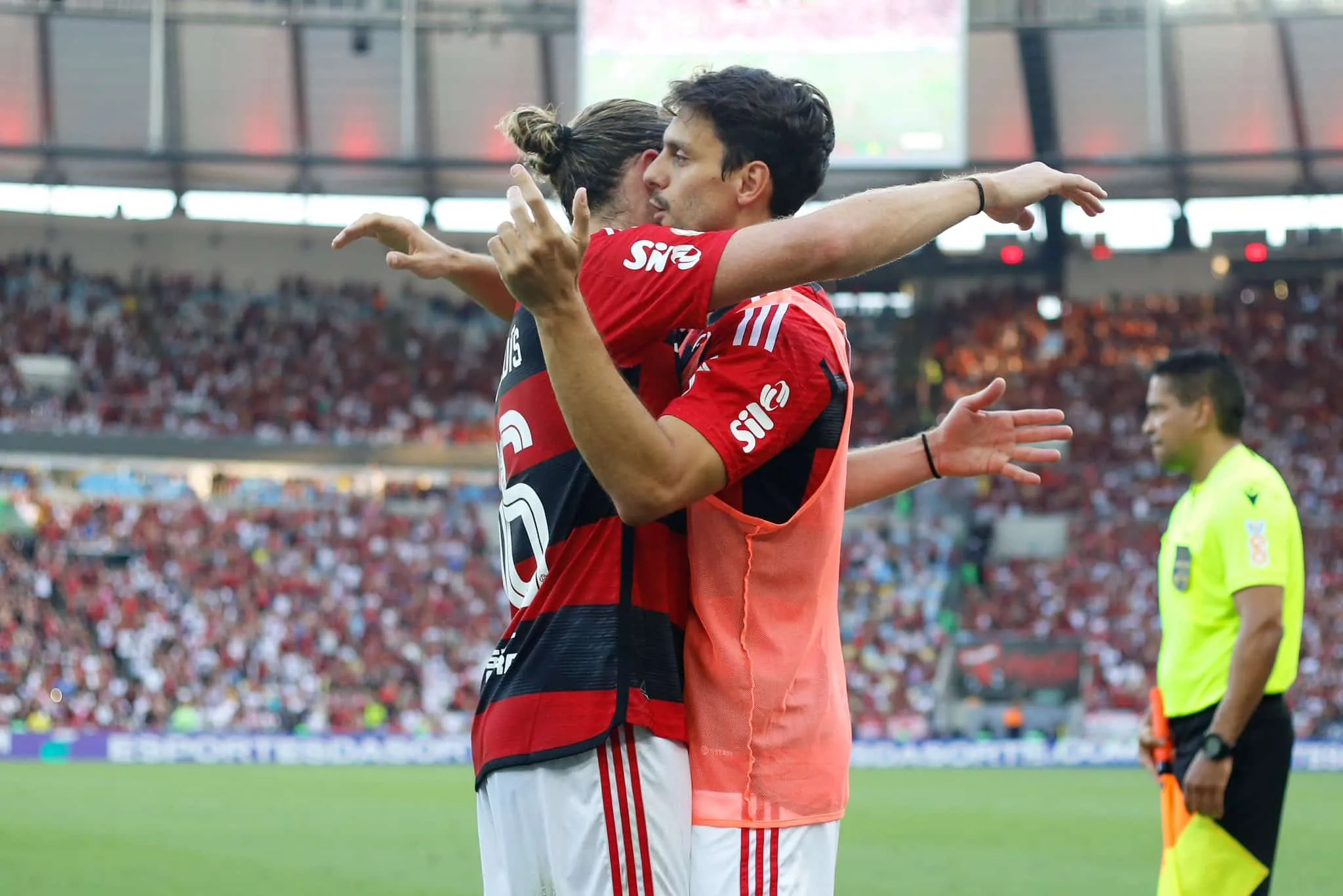 De cora&ccedil;&atilde;o aberto, Filipe Lu&iacute;s e Rodrigo Caio fazem retrospectiva de anos no Flamengo