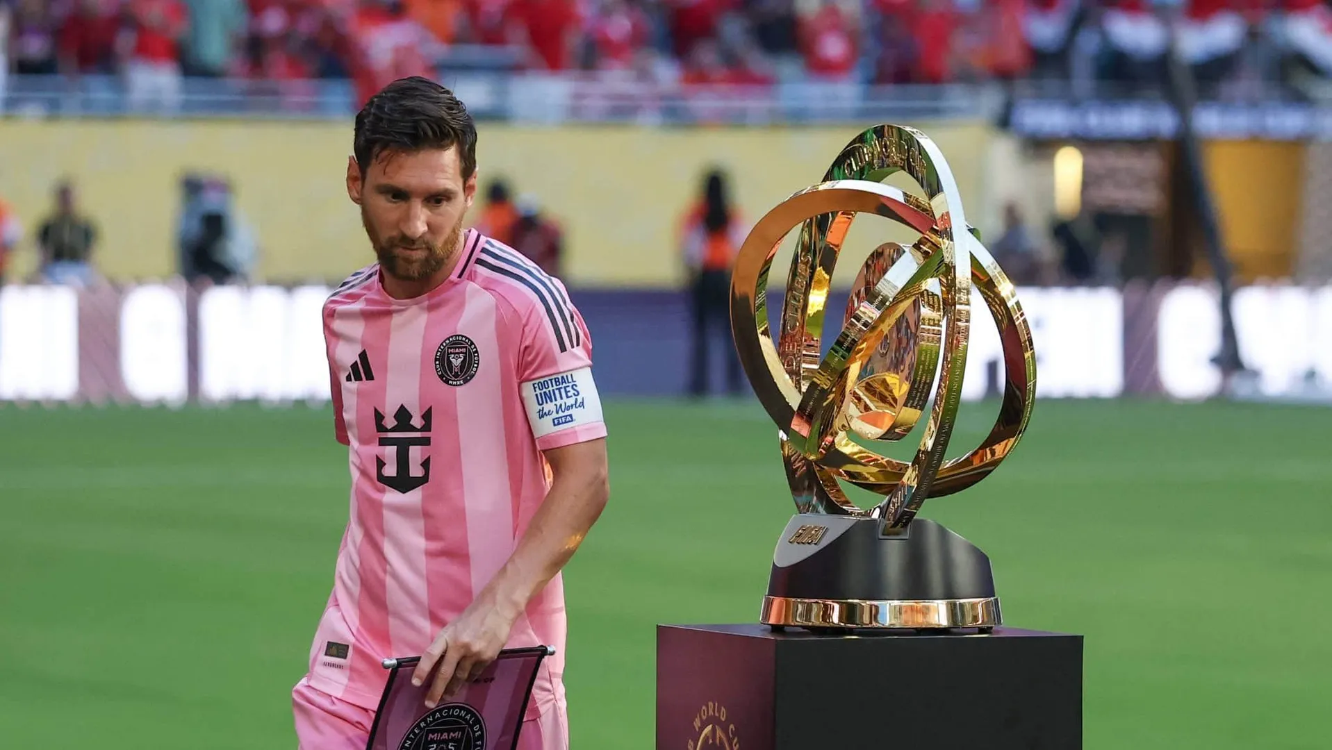Messi passa pelo trof&eacute;u da Copa do Mundo de Clubes (Foto: Imago)