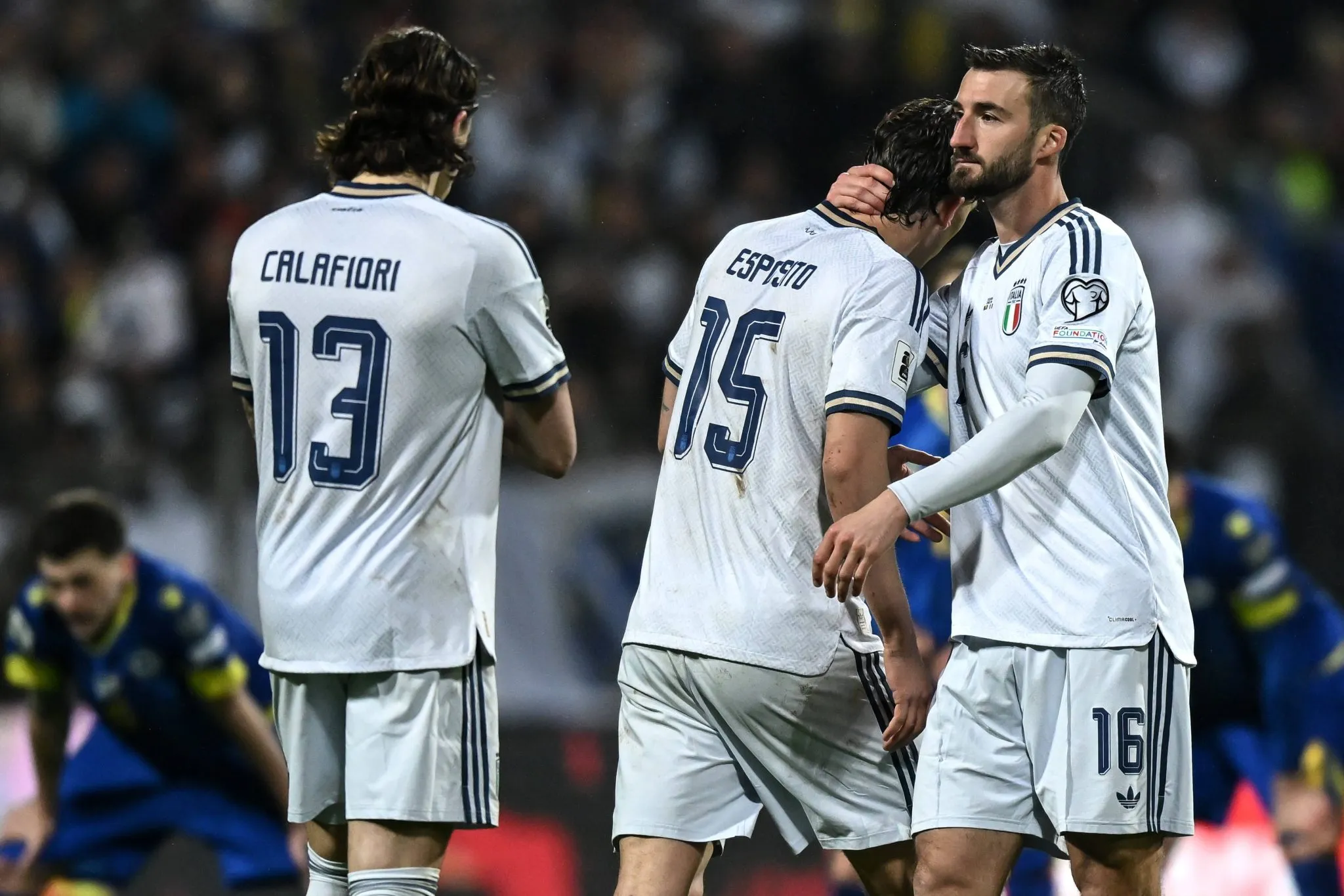 Jogadores italianos cabisbaixos ap&oacute;s elimina&ccedil;&atilde;o para B&oacute;snia e Herzegovina 