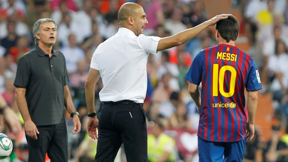 Guardiola e Messi, na &uacute;ltima temporada do treinador no Barcelona (AP Photo/Andres Kudacki)
