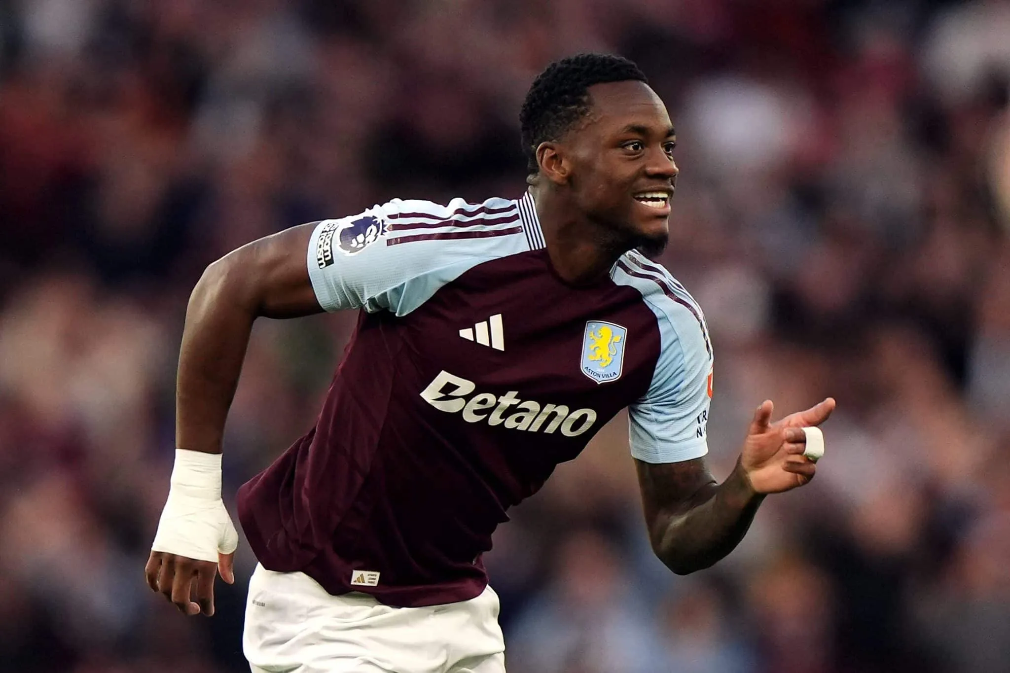 Reserva na Col&ocirc;mbia, Dur&aacute;n brilha no Aston Villa e pressiona craque da &uacute;ltima Premier League