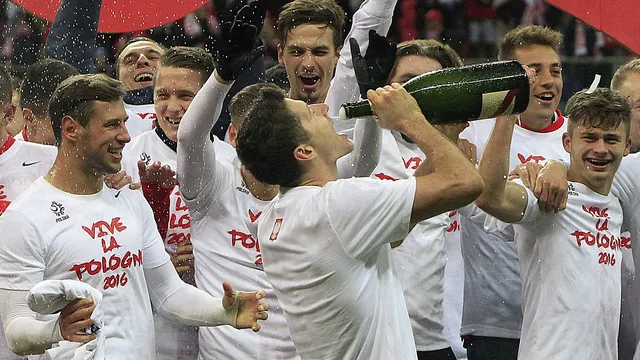 Lewandowski comemora a classifica&ccedil;&atilde;o da Pol&ocirc;nia &agrave; Eurocopa com champanhe em campo