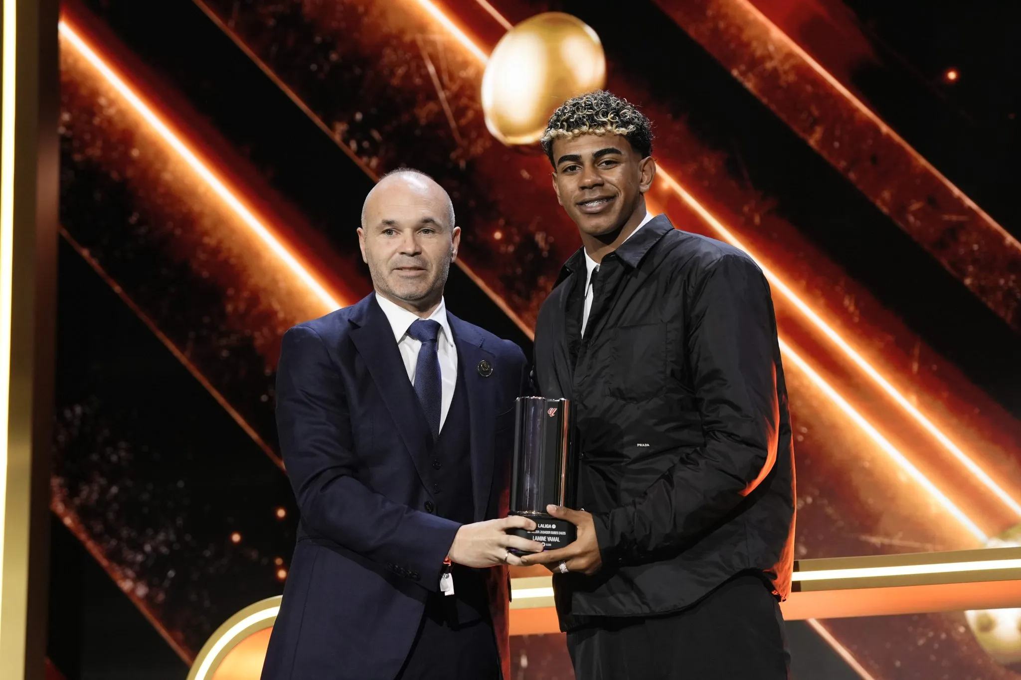 Lamine Yamal recebe pr&ecirc;mio das m&atilde;os de Iniesta