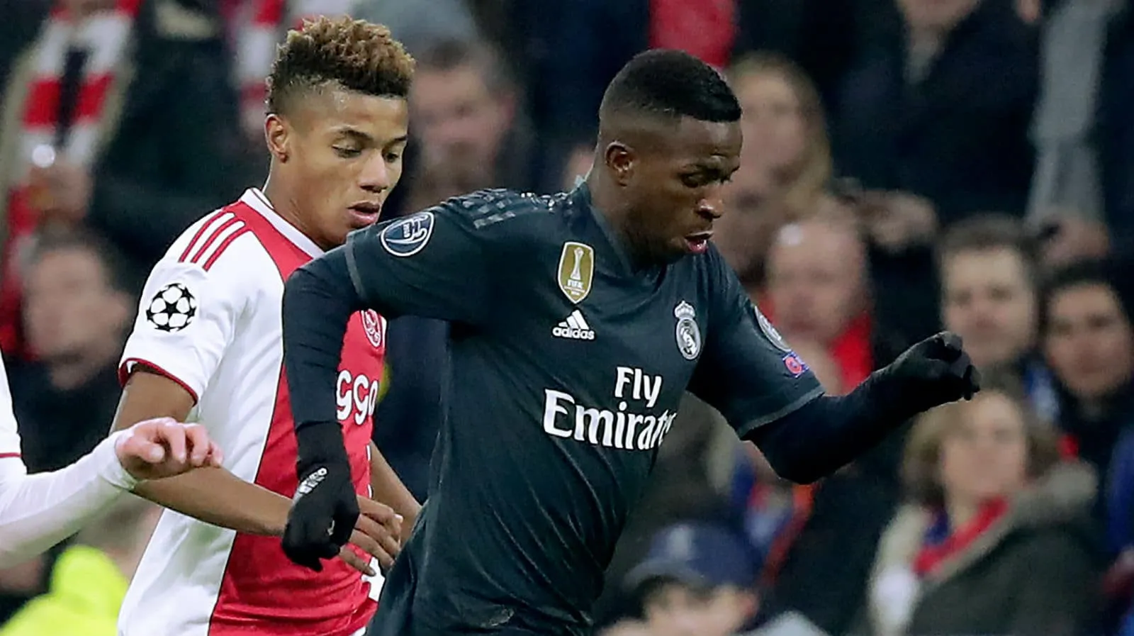 Vin&iacute;cius J&uacute;nior e David Neres esbanjaram personalidade na estreia em mata-matas de Champions