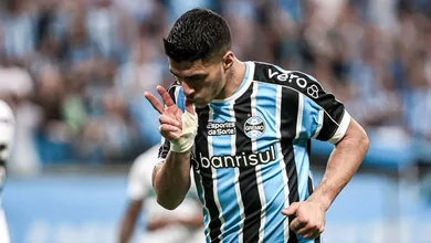 Sonhar n&atilde;o custa nada: Gr&ecirc;mio goleia Coritiba com o p&eacute; nas costas e assume a vice-lideran&ccedil;a