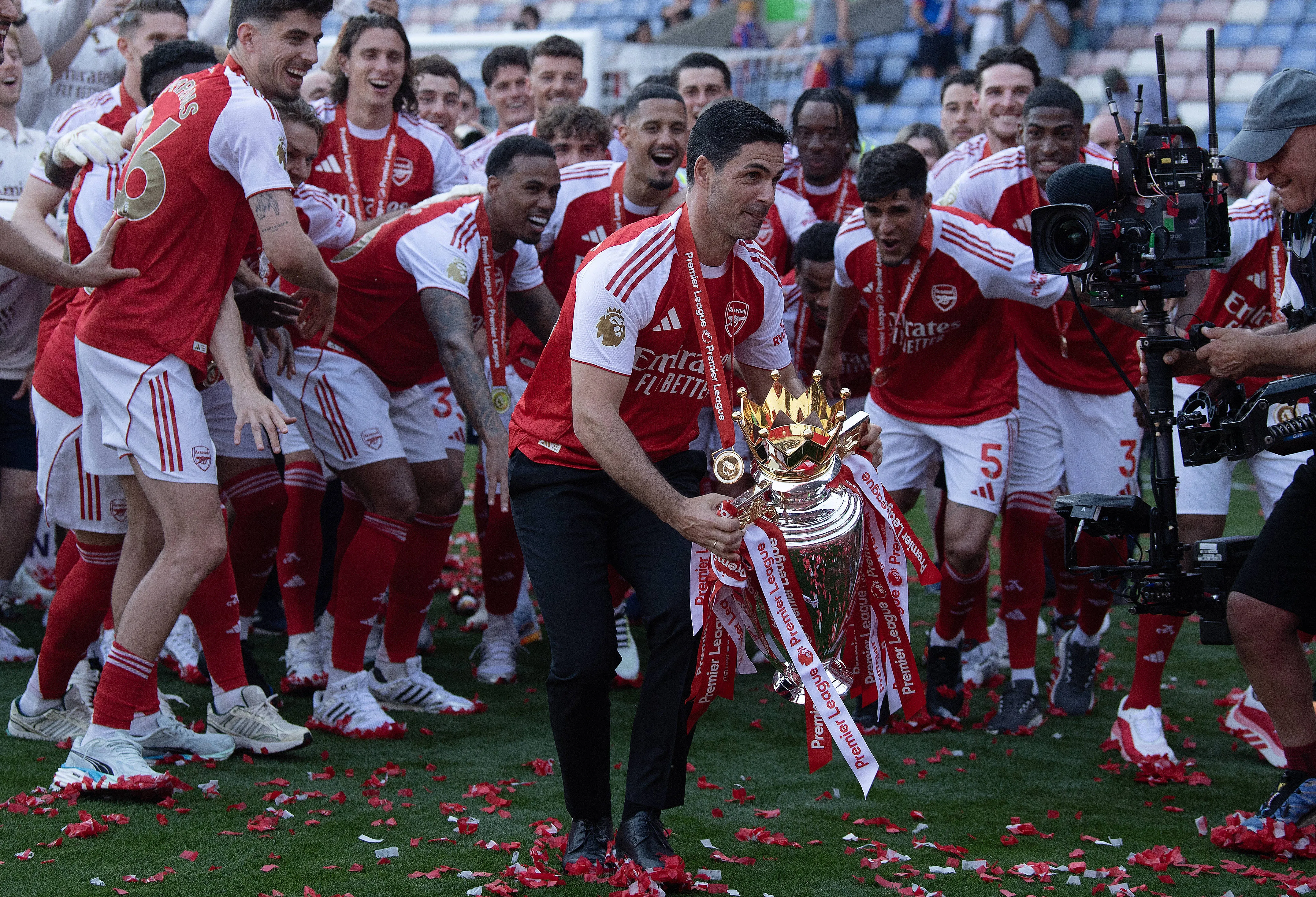 Mikel Arteta e elenco do Arsenal celebram conquista da Premier League 2025/26