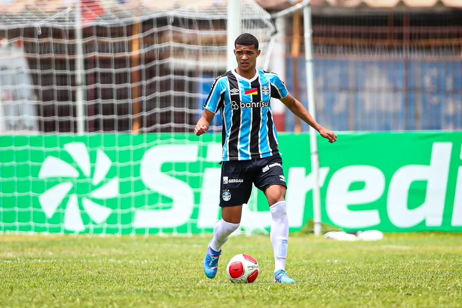 Luis Eduardo, zagueiro do Gr&ecirc;mio, na disputa da Copinha 2025