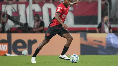 Corinthians precisa de um lateral e um volante, mas ter&aacute; que se contentar apenas com a chegada de Cac&aacute;