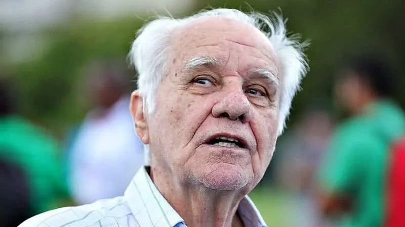 Evaristo de Macedo recebe o carinho de rubro-negros ap&oacute;s cirurgia bem-sucedida