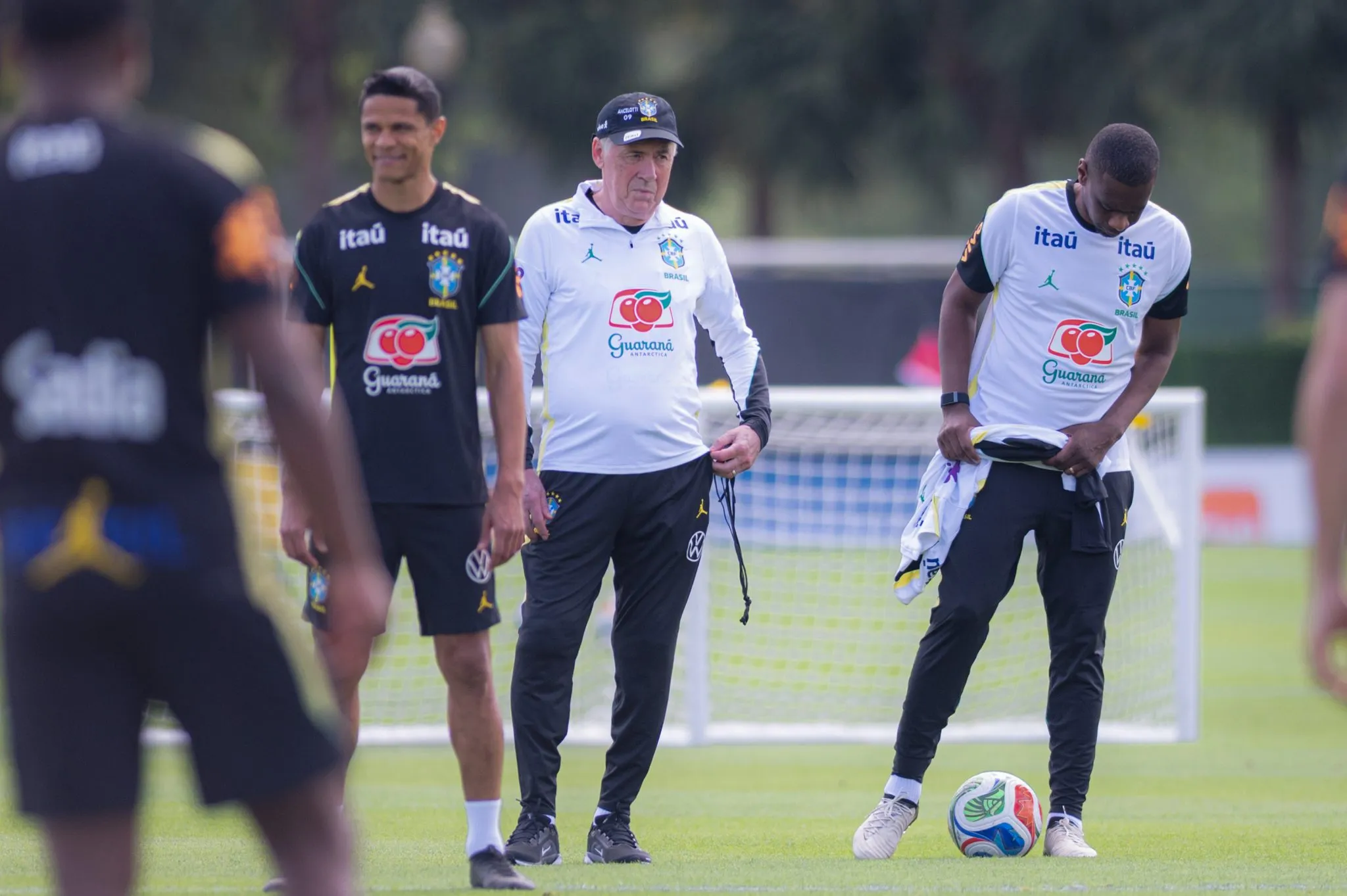 Ancelotti em treinamento da sele&ccedil;&atilde;o brasileira