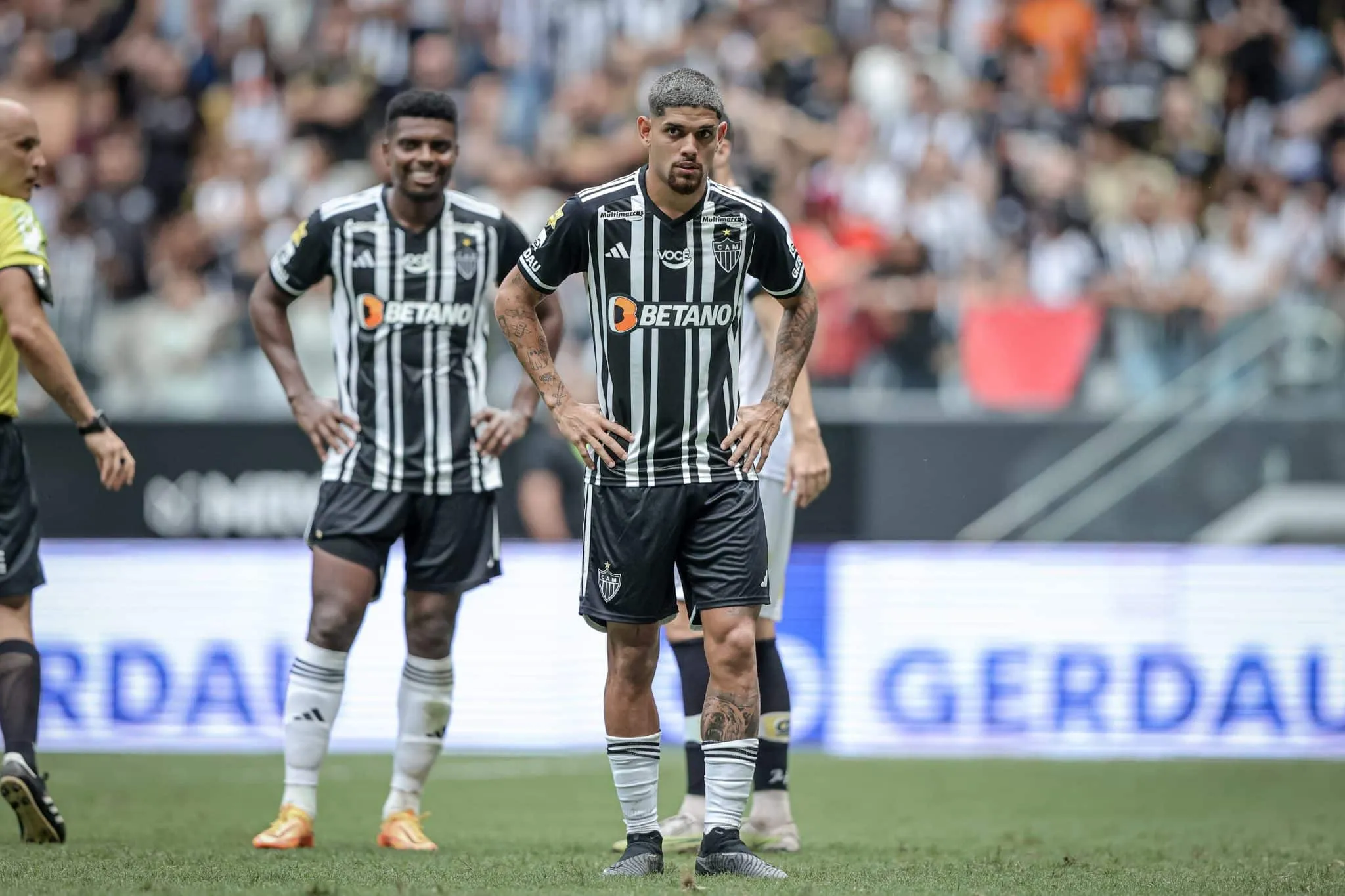 Um sai e outro fica: Atl&eacute;tico-MG renova com Rubens, mas negocia camisa 10 da base, que lamenta falta de chances
