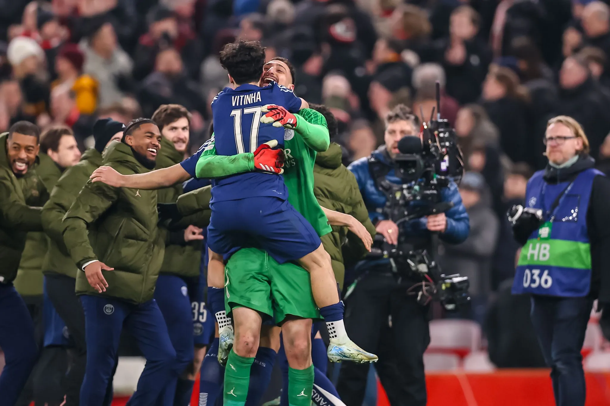 Vitinha comemora com Donnarumma, her&oacute;i nos p&ecirc;naltis entre Liverpool e PSG