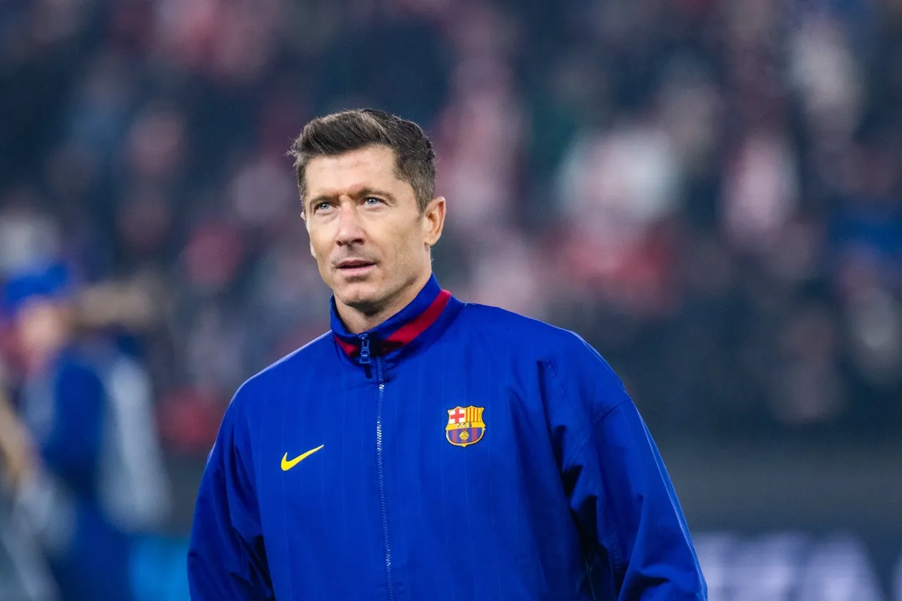 Lewandowski vai do inferno ao c&eacute;u e Barcelona se salva na Champions em jogo de seis gols