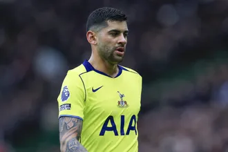 &lsquo;Ele usa a bra&ccedil;adeira, mas n&atilde;o &eacute; um capit&atilde;o. Tottenham precisa vend&ecirc;-lo&rsquo;