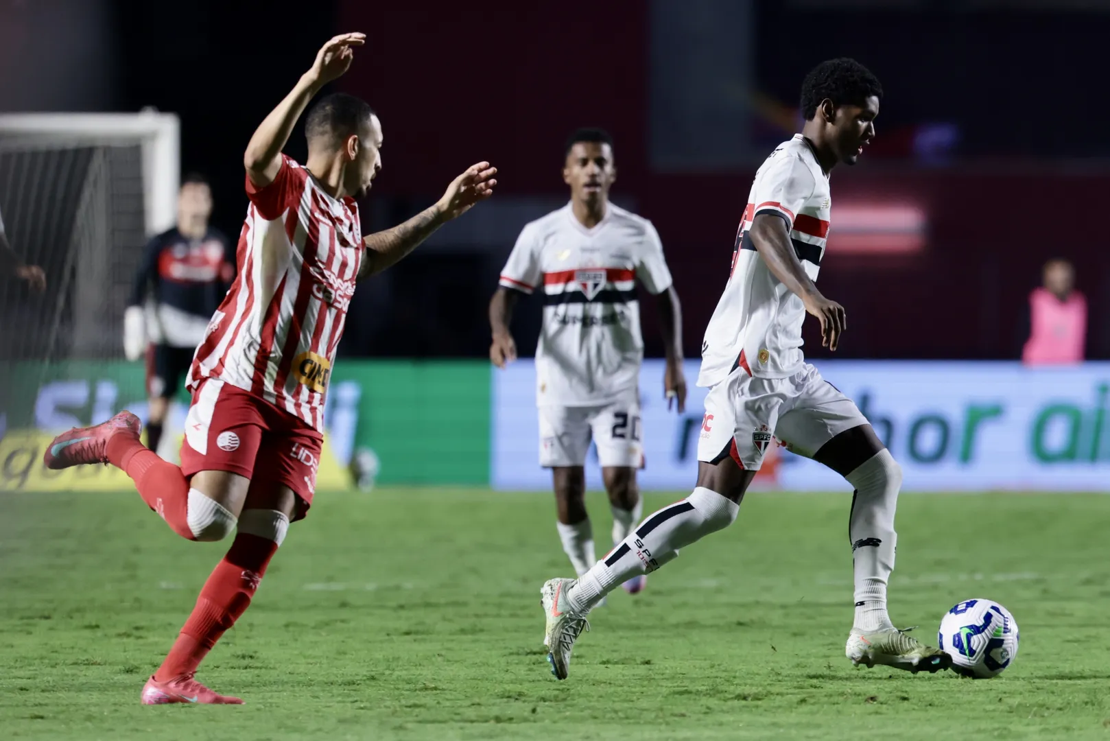Lucas Ferreira, em a&ccedil;&atilde;o pelo S&atilde;o Paulo