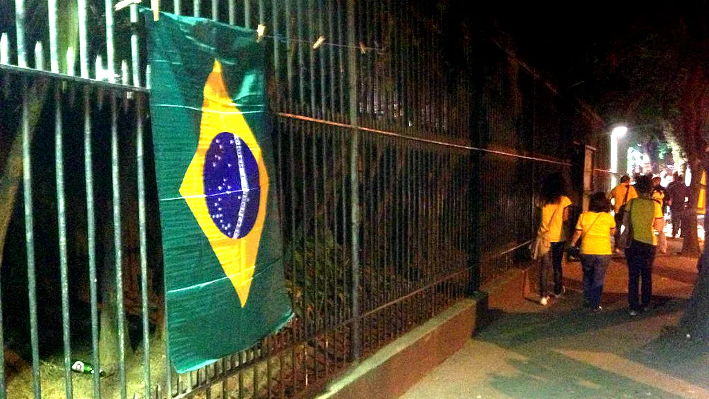 Torcida brasileira reencontra Sele&ccedil;&atilde;o depois da Copa com sil&ecirc;ncio, frieza e algumas vaias