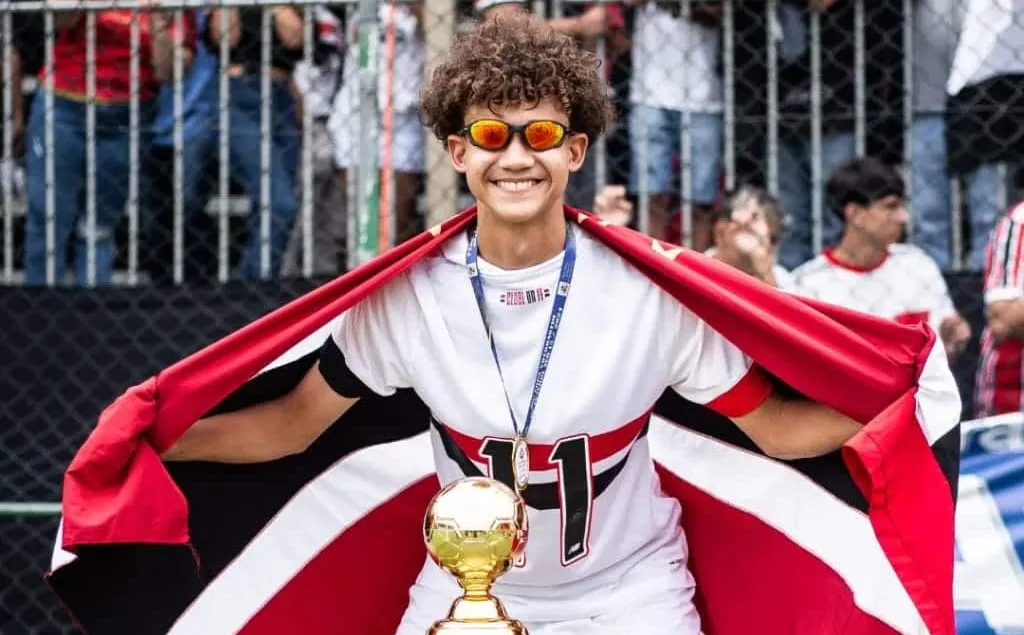 Promessa do sub-15 do S&atilde;o Paulo se destaca em t&iacute;tulo e entra no radar&nbsp;do&nbsp;Barcelona