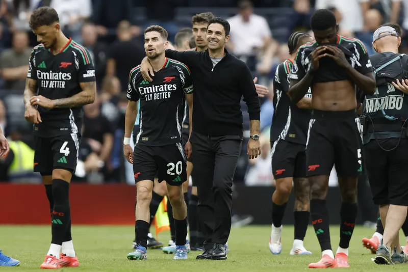Jorginho e Arteta ap&oacute;s jogo do Arsenal