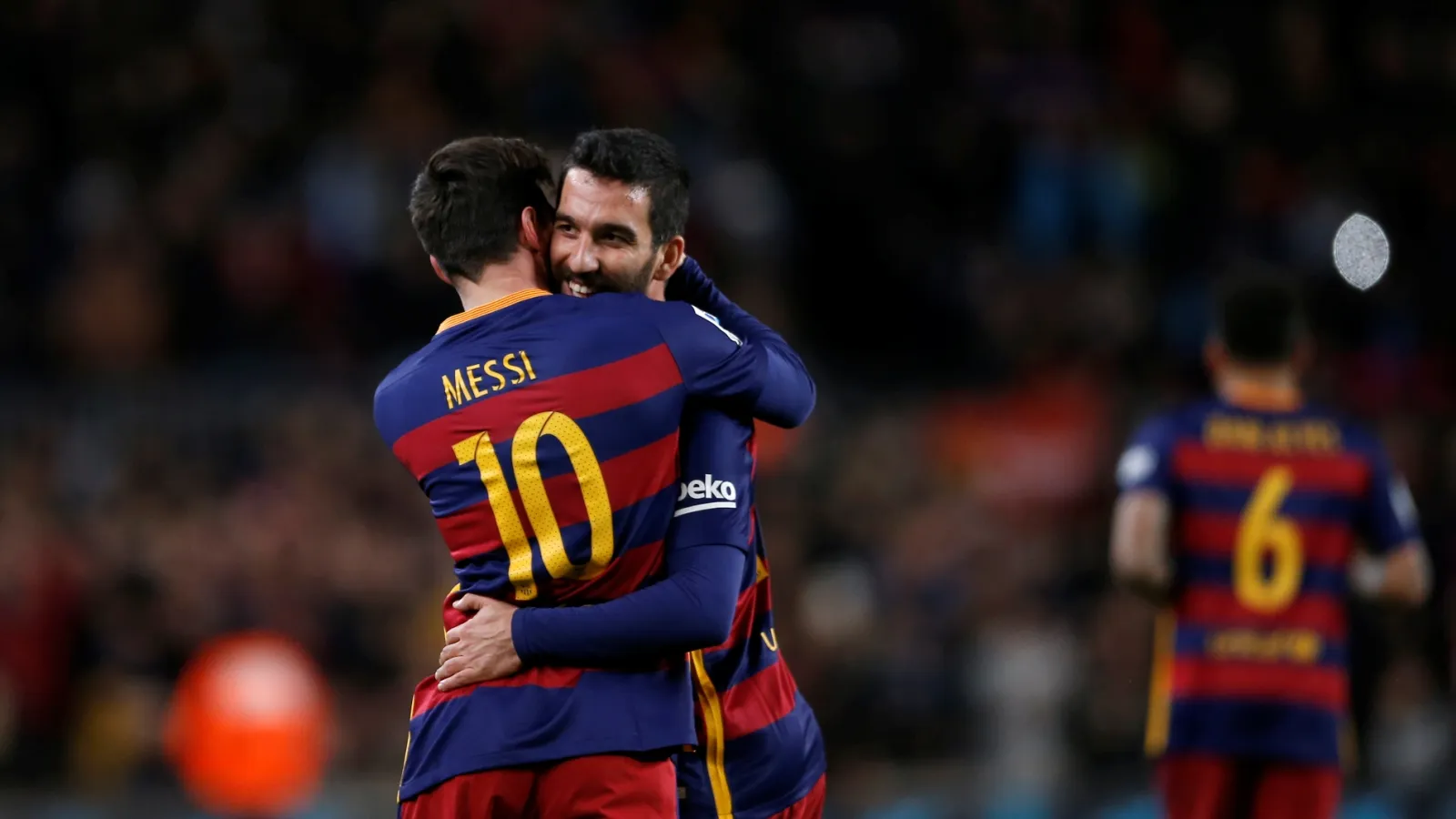 Em d&eacute;rbi de confus&otilde;es e show de Messi, o Bar&ccedil;a goleou e finalmente estreou seus refor&ccedil;os
