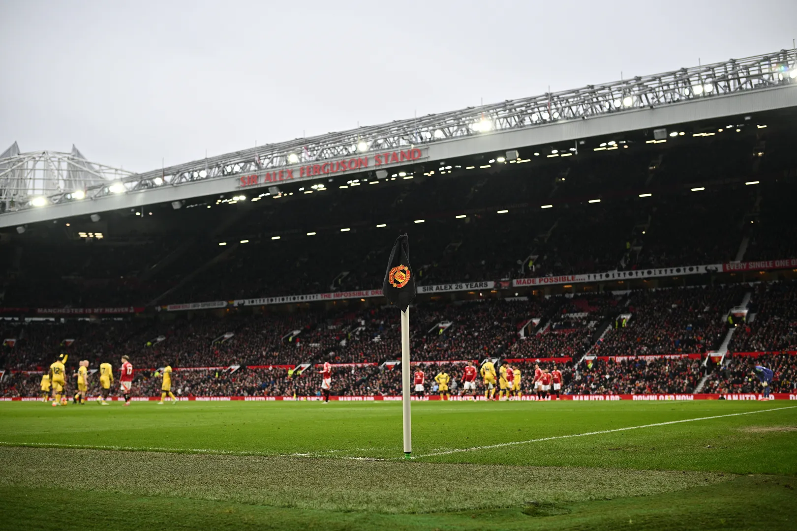 Jim Ratcliffe trabalha para acelerar prazo de reforma de Old Trafford, mas Manchester United pode ficar at&eacute; sete anos sem jogar em casa