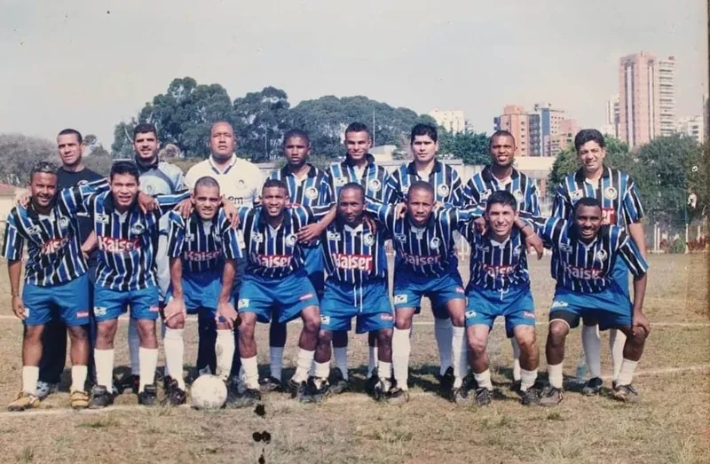Black Power j&aacute; com a camisa azul, preto e branco nos anos 1990 (Foto: Divulga&ccedil;&atilde;o)