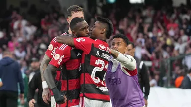 Gola&ccedil;o de Gerson salva o Flamengo e garante vit&oacute;ria sobre o Coritiba