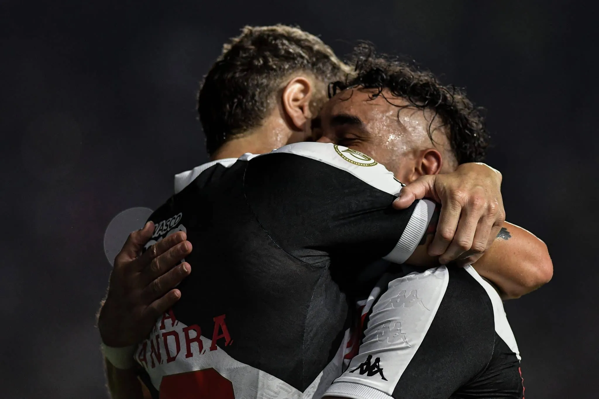 Payet decide com assist&ecirc;ncias, Vasco vence o Vit&oacute;ria e sai do Z4 do Brasileiro