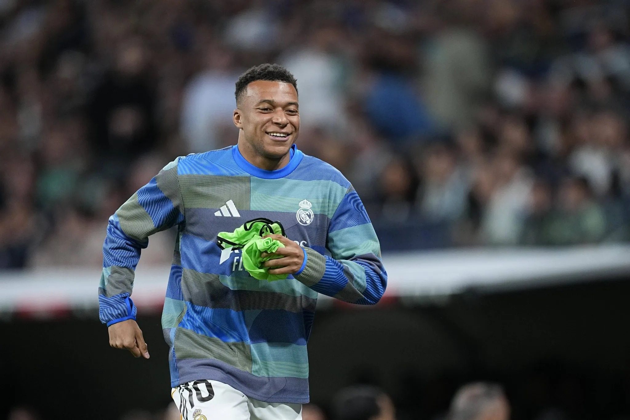 Mbapp&eacute; come&ccedil;ou no banco de reservas diante do Real Oviedo
