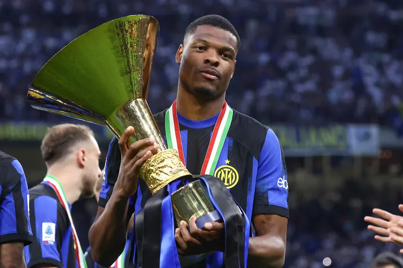 Denzel Dumfries posa com trof&eacute;u da Serie A