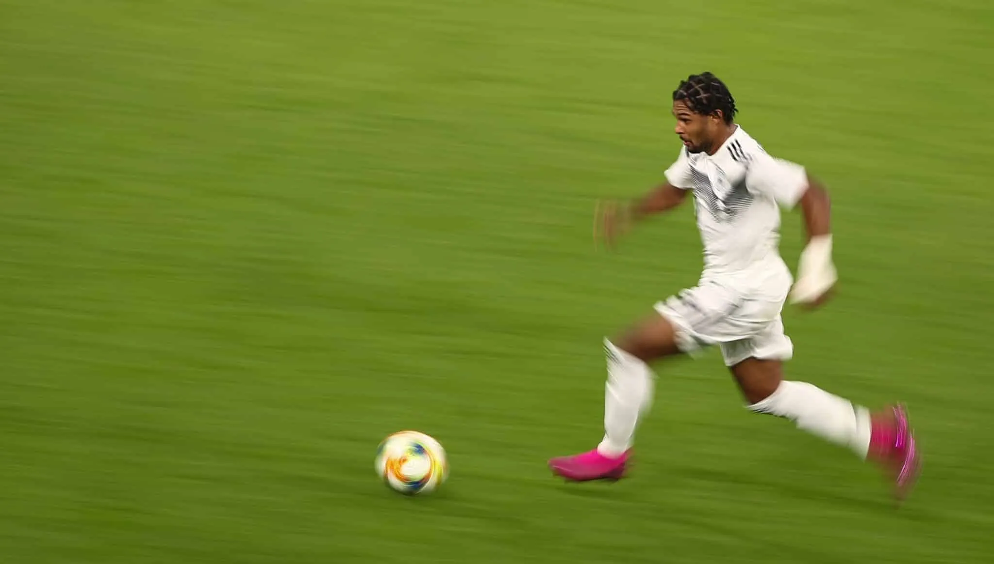 Gnabry: &ldquo;Somos tratados como fracos quando revelamos nossos sentimentos, os jogadores deveriam se abrir mais&rdquo;