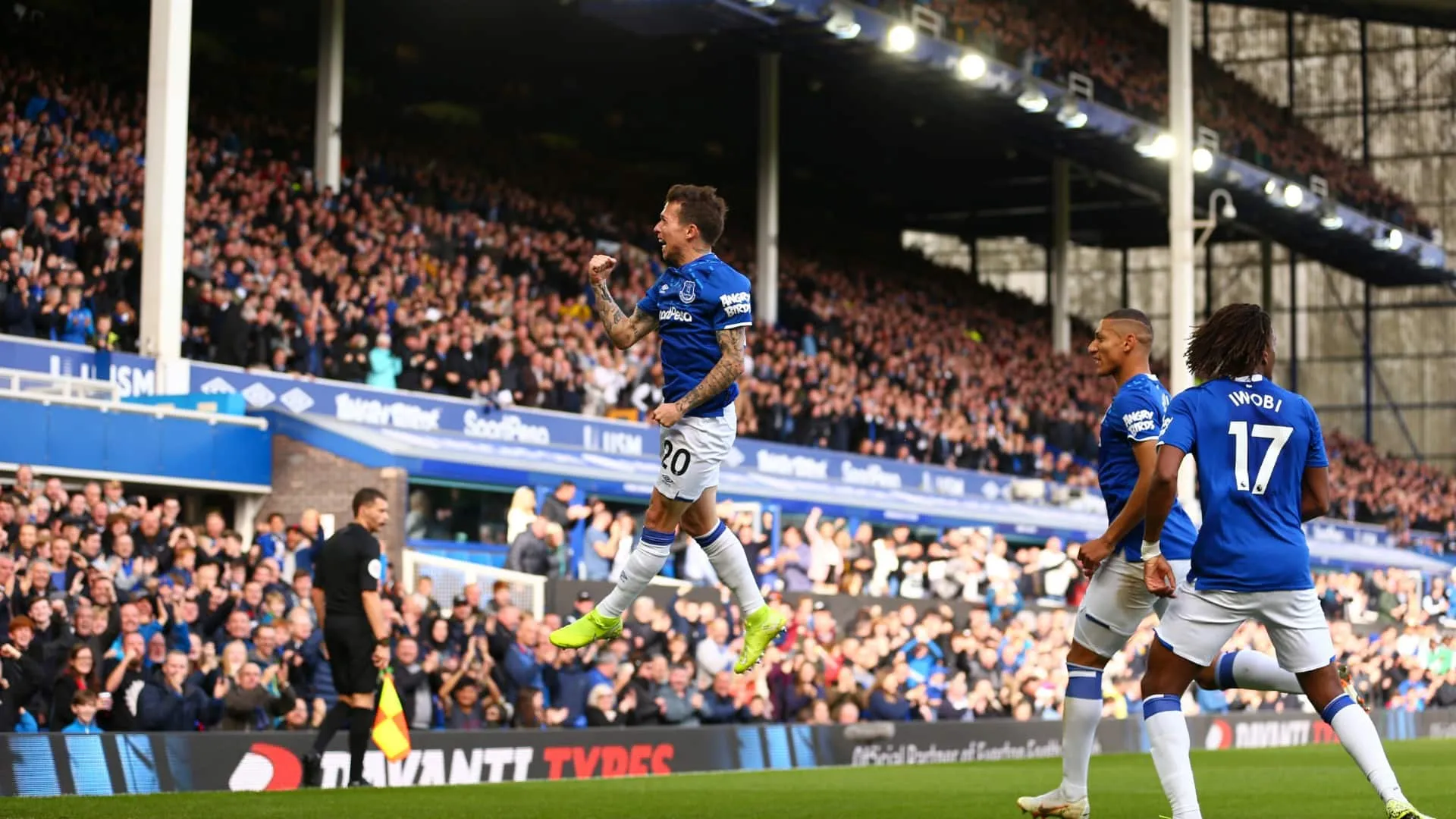 Belos gols de Bernard e Sigurdsson constroem vit&oacute;ria do al&iacute;vio para Marco Silva