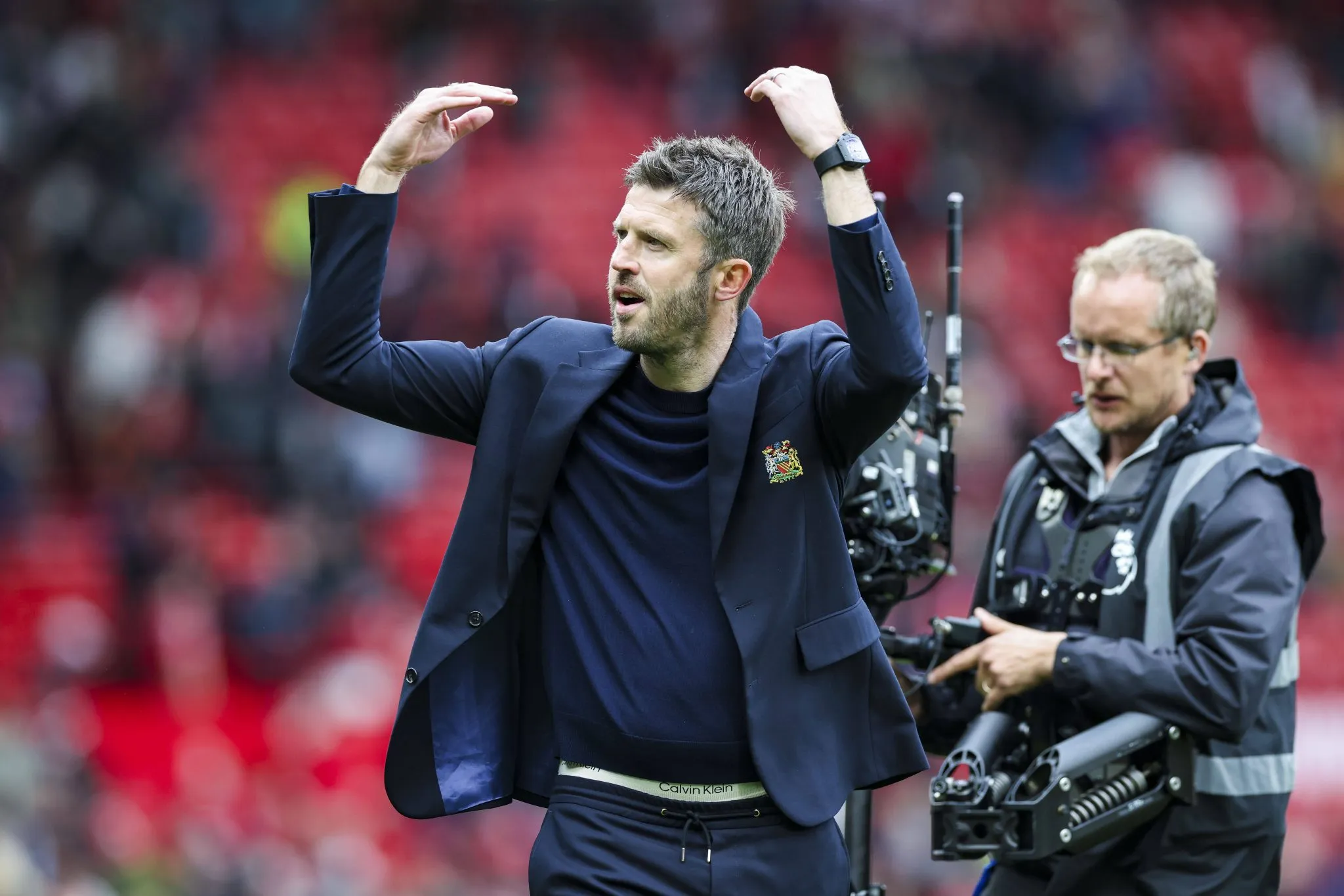 Carrick celebra com torcedores do United