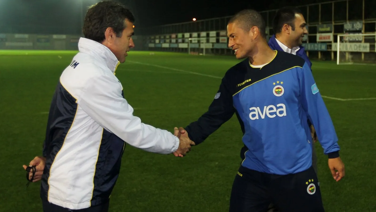 Ci&uacute;me por recorde deixa Alex no banco do Fenerbah&ccedil;e