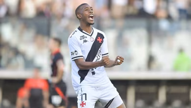 Apesar dos problemas de sempre, joias do Vasco evitam trag&eacute;dia contra Vit&oacute;ria em virada &eacute;pica