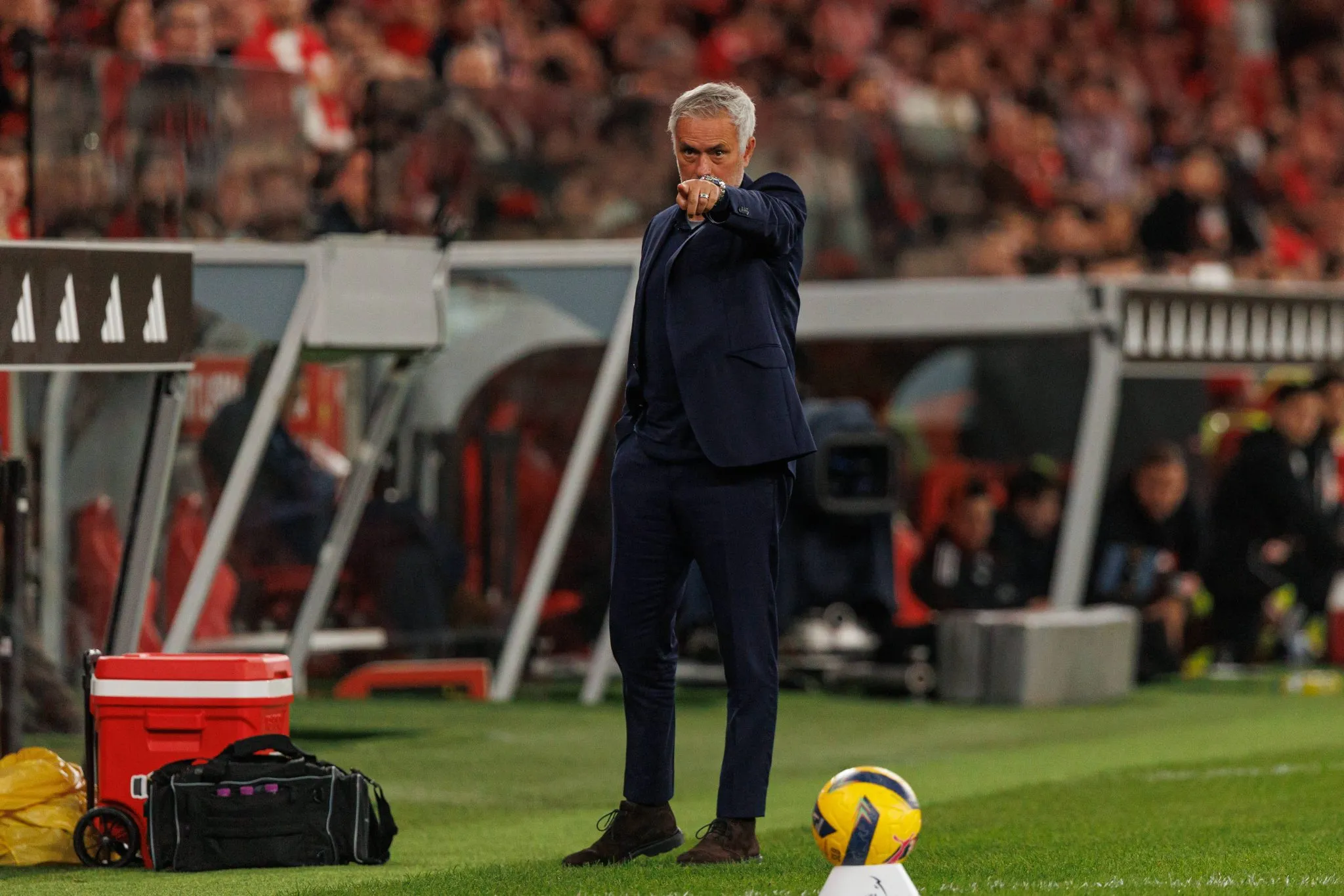 Mourinho na &aacute;rea t&eacute;cnica durante jogo do Benfica
