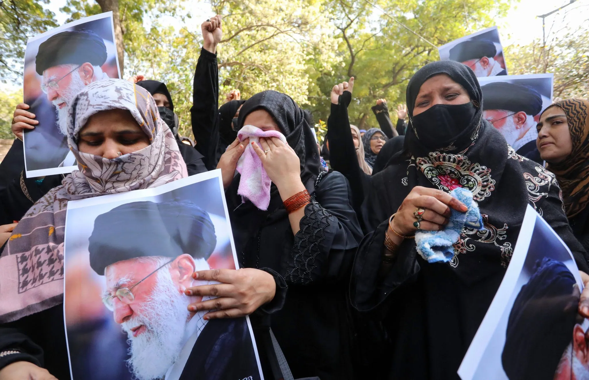 Iranianos v&atilde;o a rua ap&oacute;s ataques dos Estados Unidos