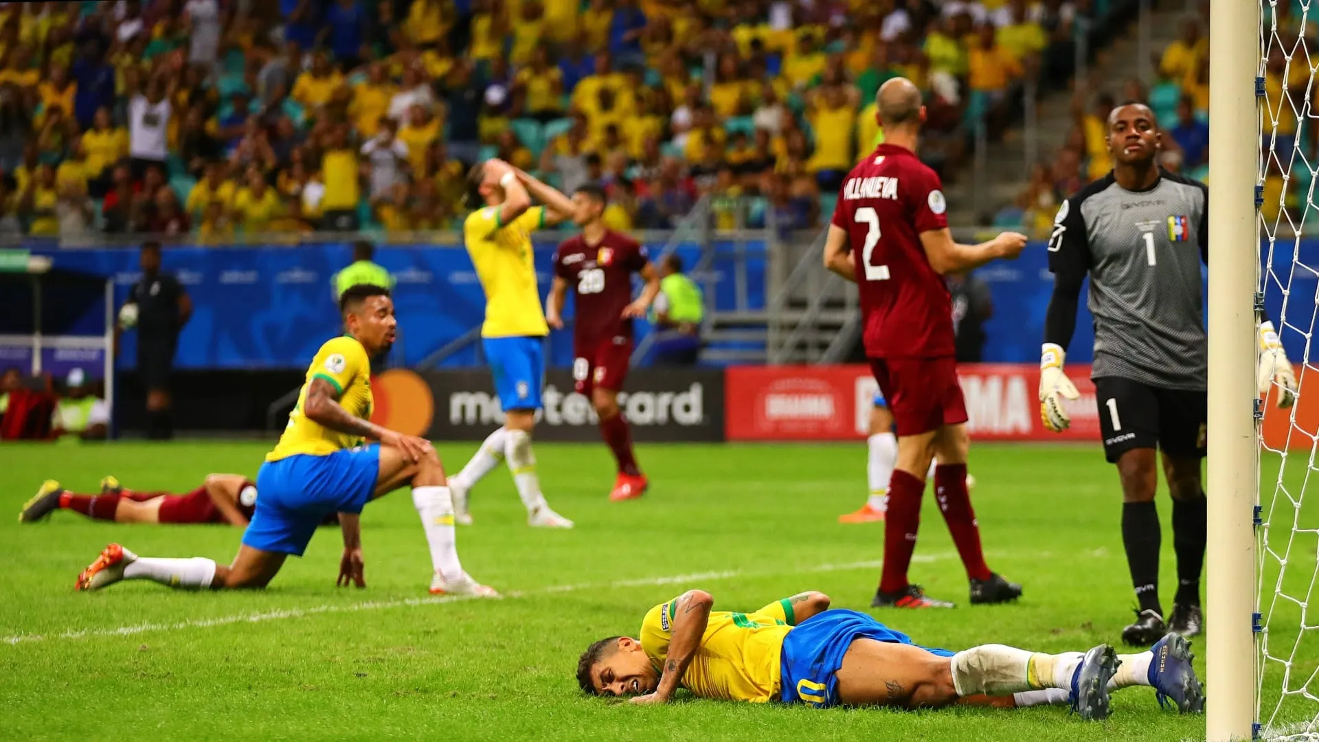 Brasil come&ccedil;ou com tudo, mas terminou sem nada: sem gols e com vaias contra Venezuela