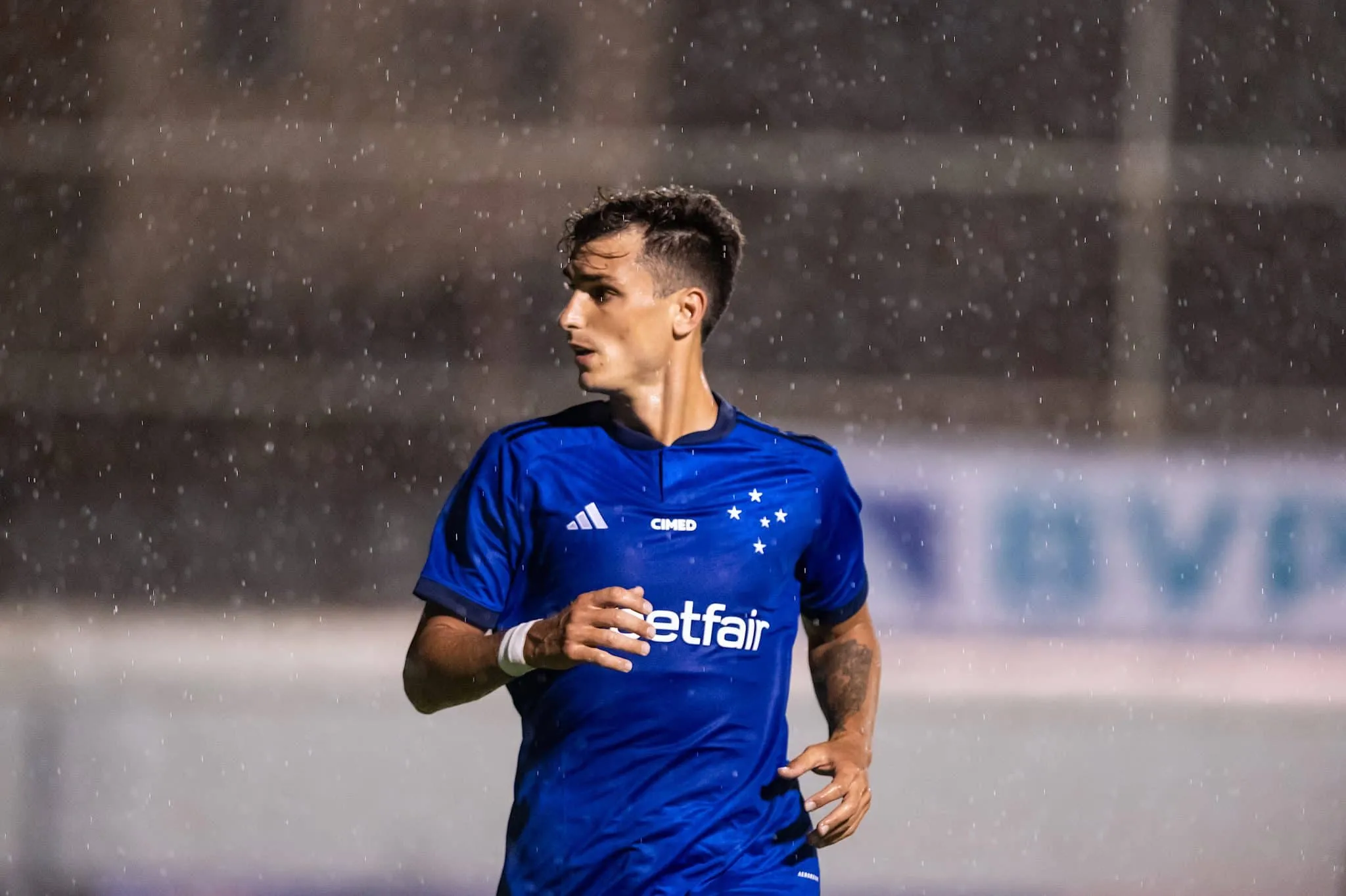 Gol, piv&ocirc;s e bom posicionamento: a estreia de Juan Dinenno no Cruzeiro