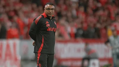 Presidente do Inter ignora o Flamengo ao bancar perman&ecirc;ncia de Roger Machado
